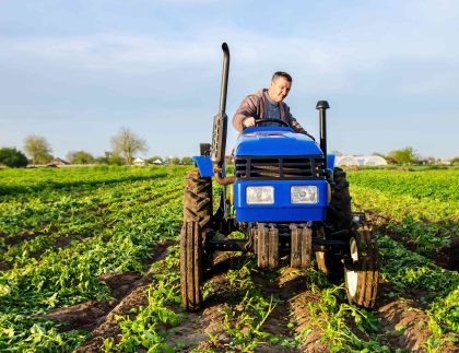 Imagen de agricultor preparando la temporada agrícola