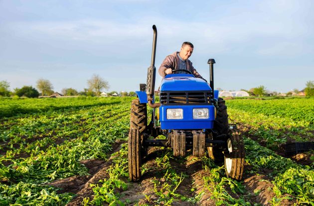Imagen de agricultor preparando la temporada agrícola