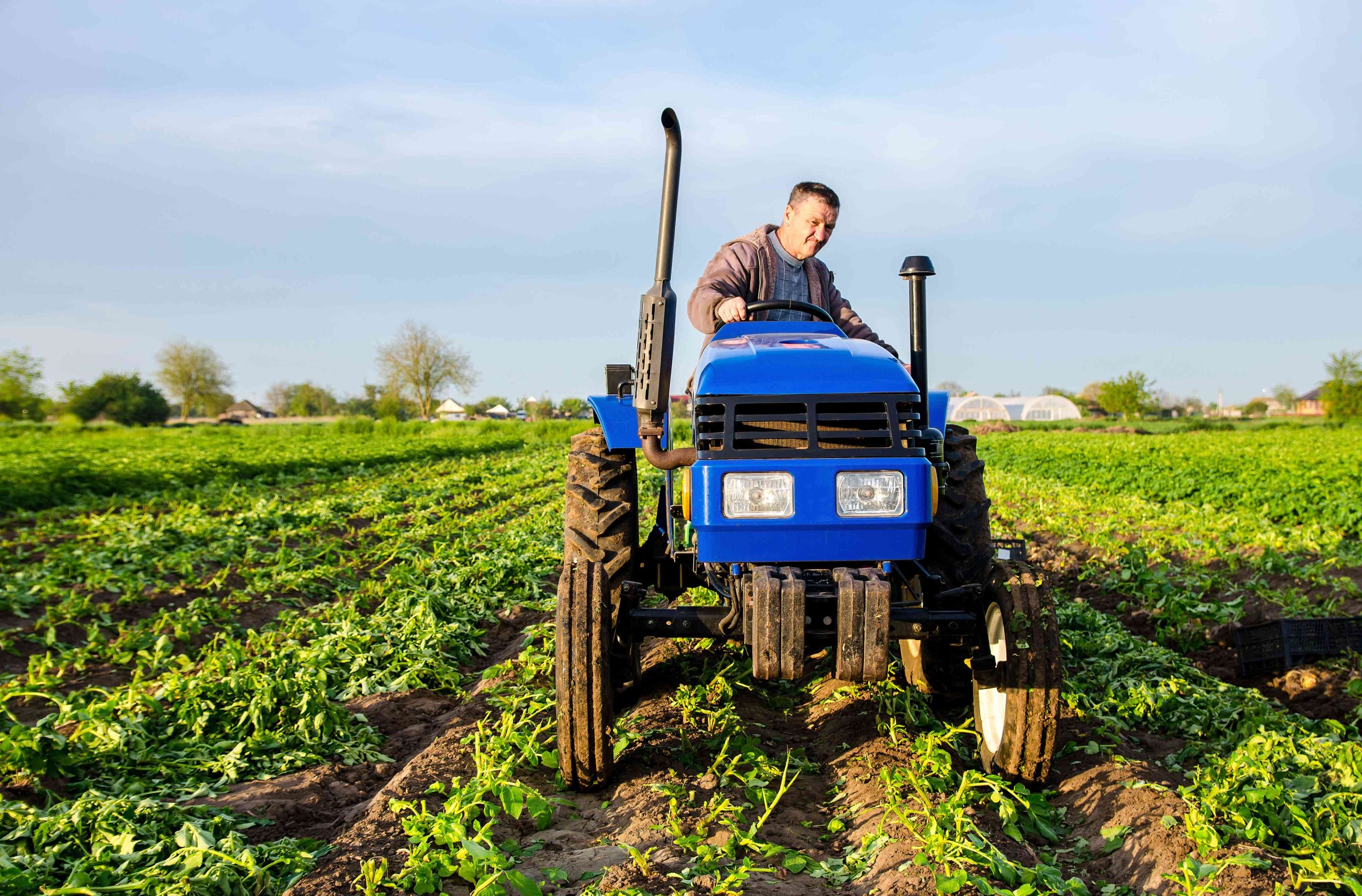Imagen de agricultor preparando la temporada agrícola
