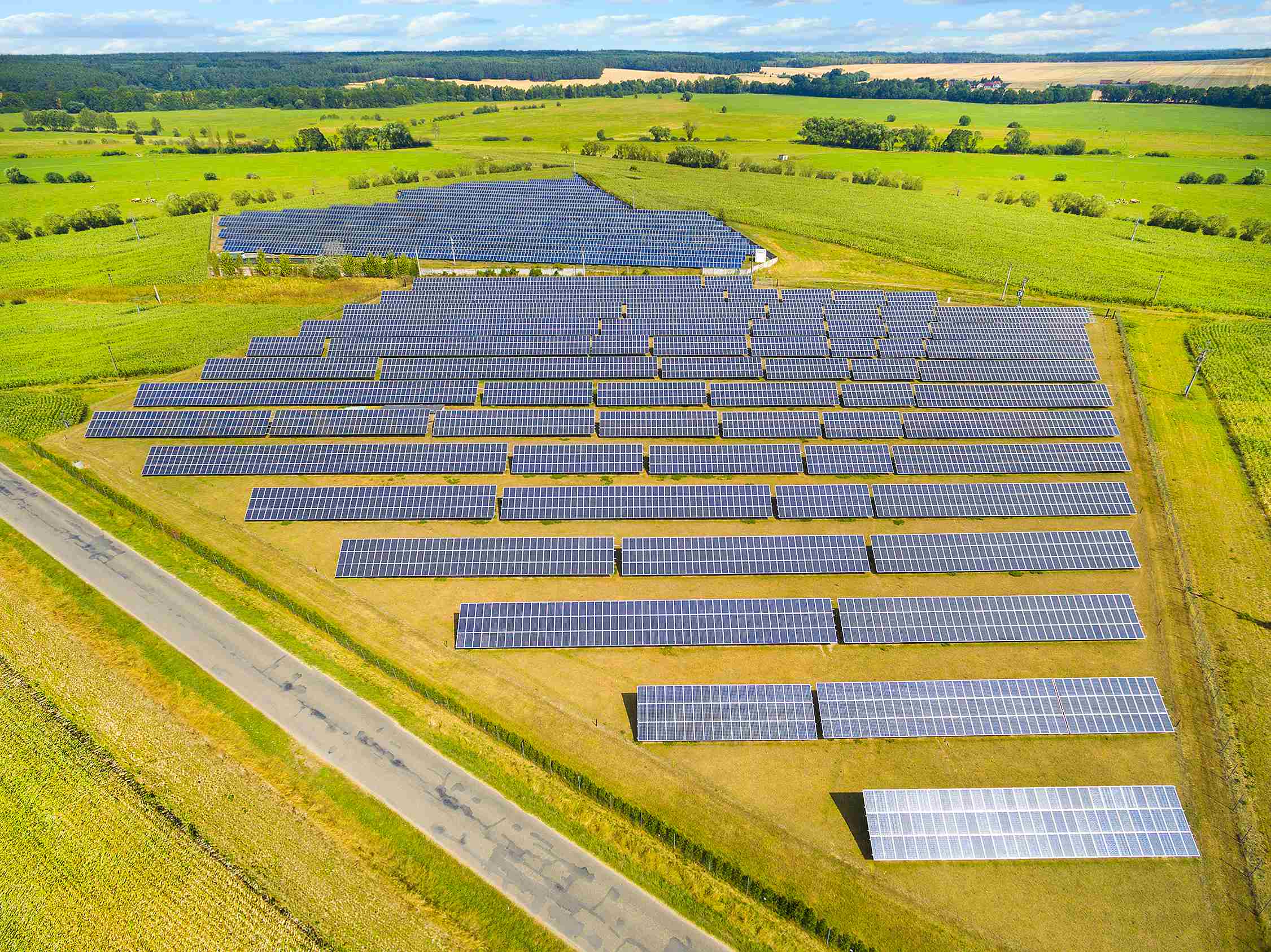 Imagen de plantas fotovoltaicas que abastecen estaciones de bombeo en la red de riego