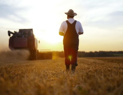 Imagen de agricultor en el campo en otoño